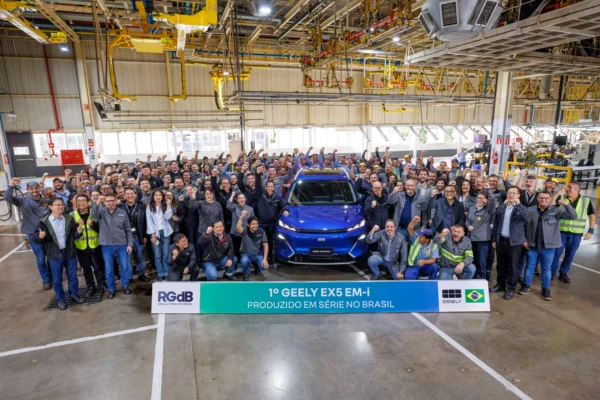 producción de Geely en Brasil: Empleados Geely celebran primer EX5 EM-i producido Brasil
