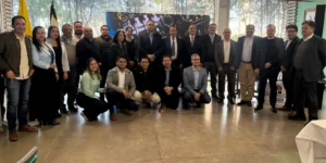 donación de motores de General Motors: Directivos de General Motors en evento universitario.