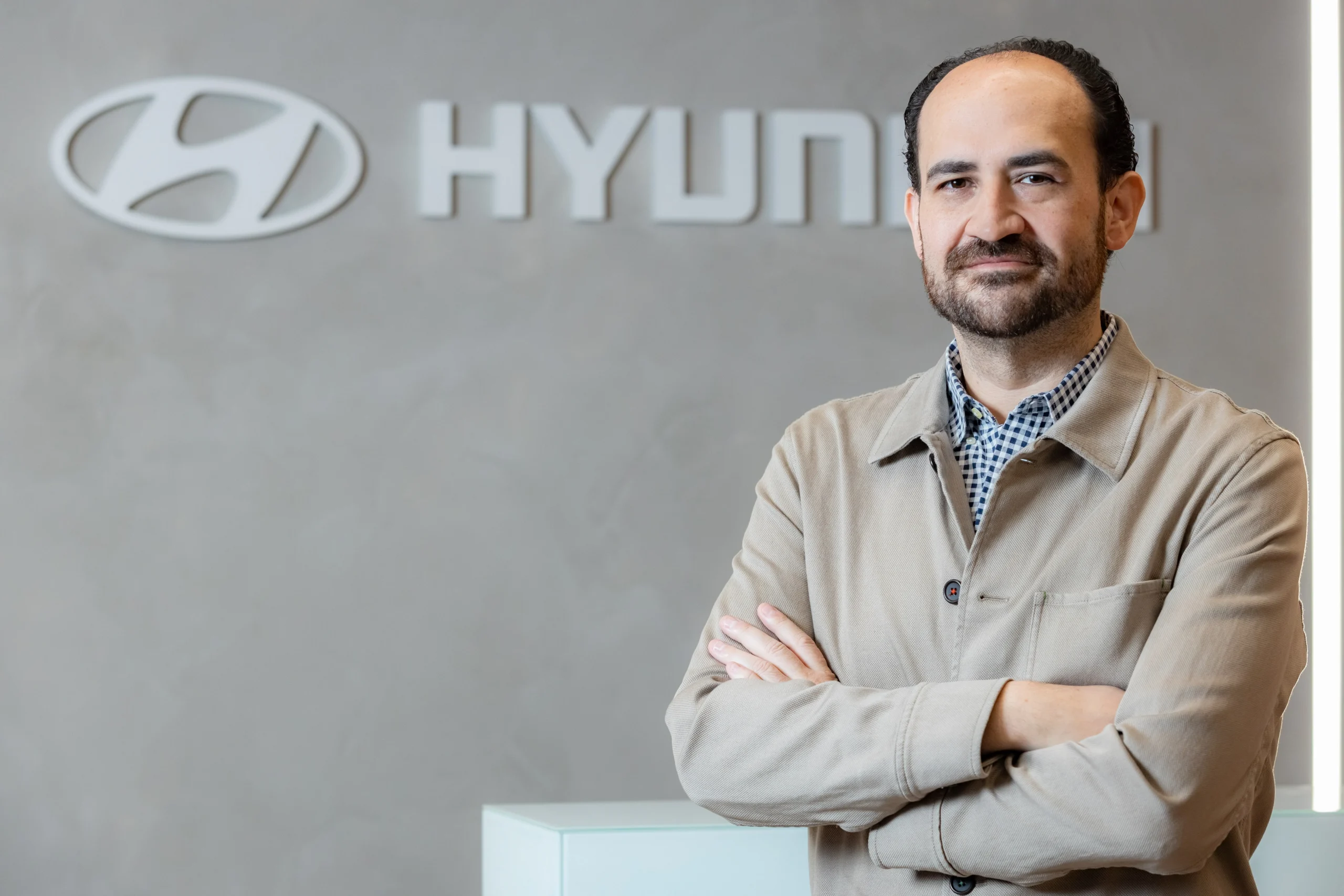 estructura comercial de Hyundai: Gerardo Carmona frente al logo de Hyundai.