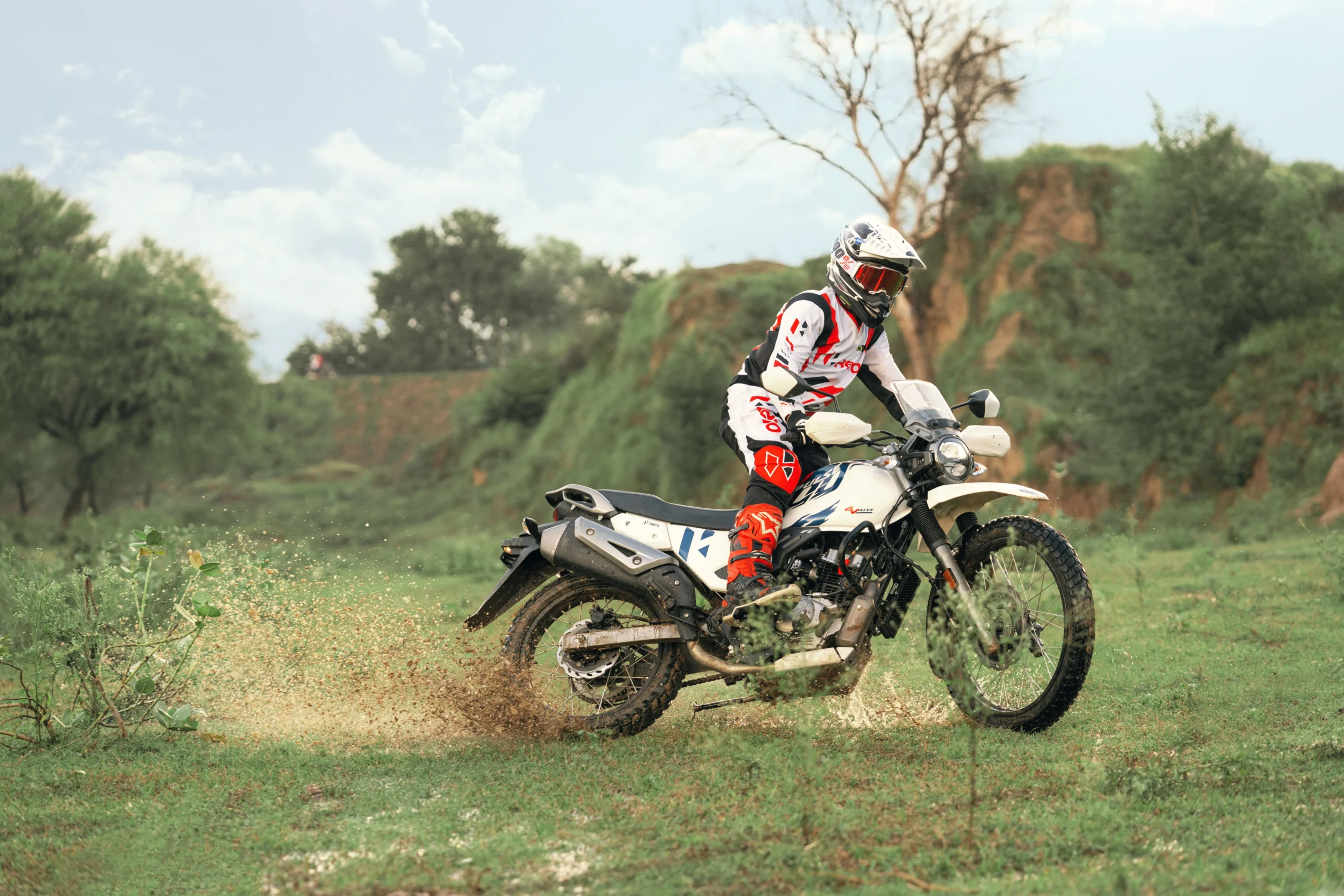 Hero Xpulse: la aventura sobre dos ruedas gana terreno en Colombia 2 Hero Xpulse: Motocicleta HeroMotos Xpulse 4V en acción off-road.