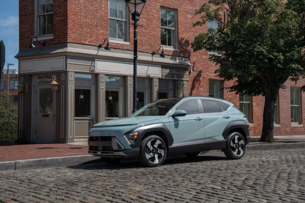 Hyundai Kona en la calle empedrada frente a edificio