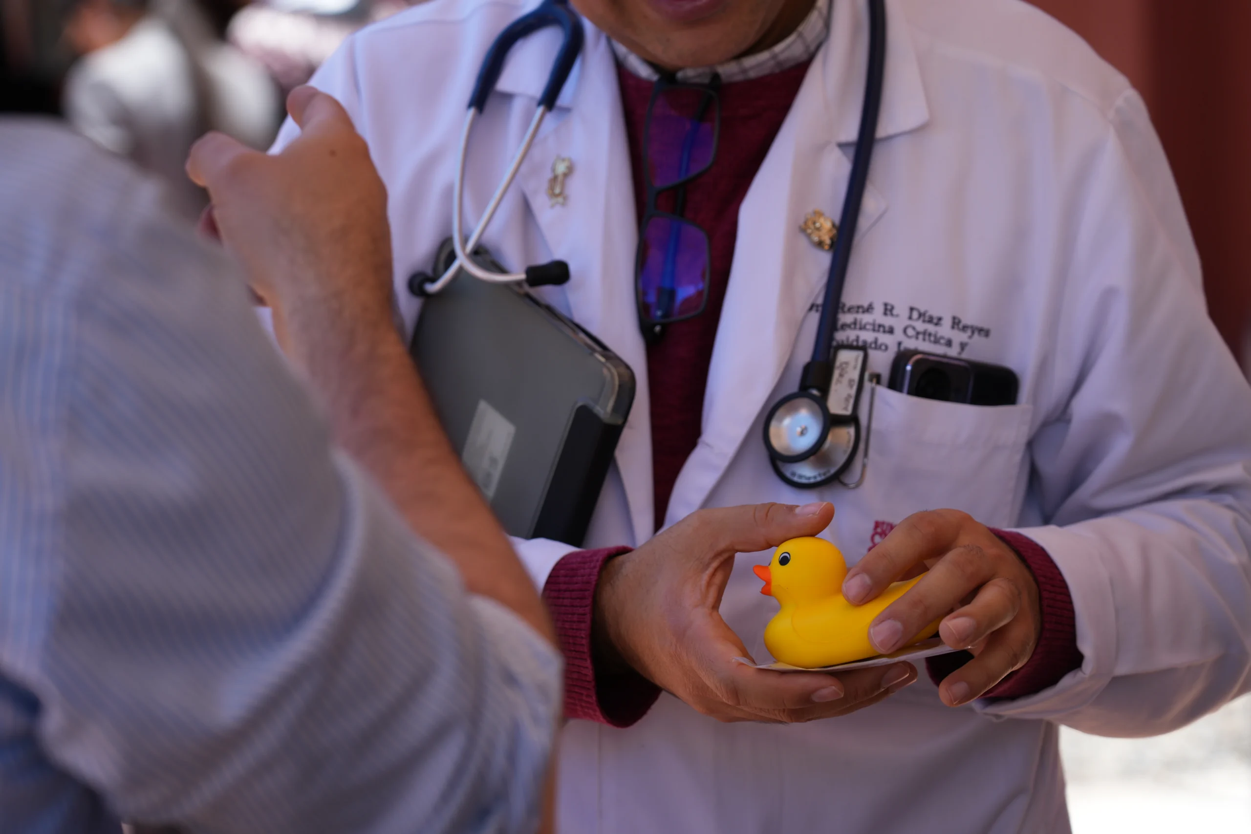 alianza Jeep Shaio: Doctor sosteniendo un pato de goma amarillo.
