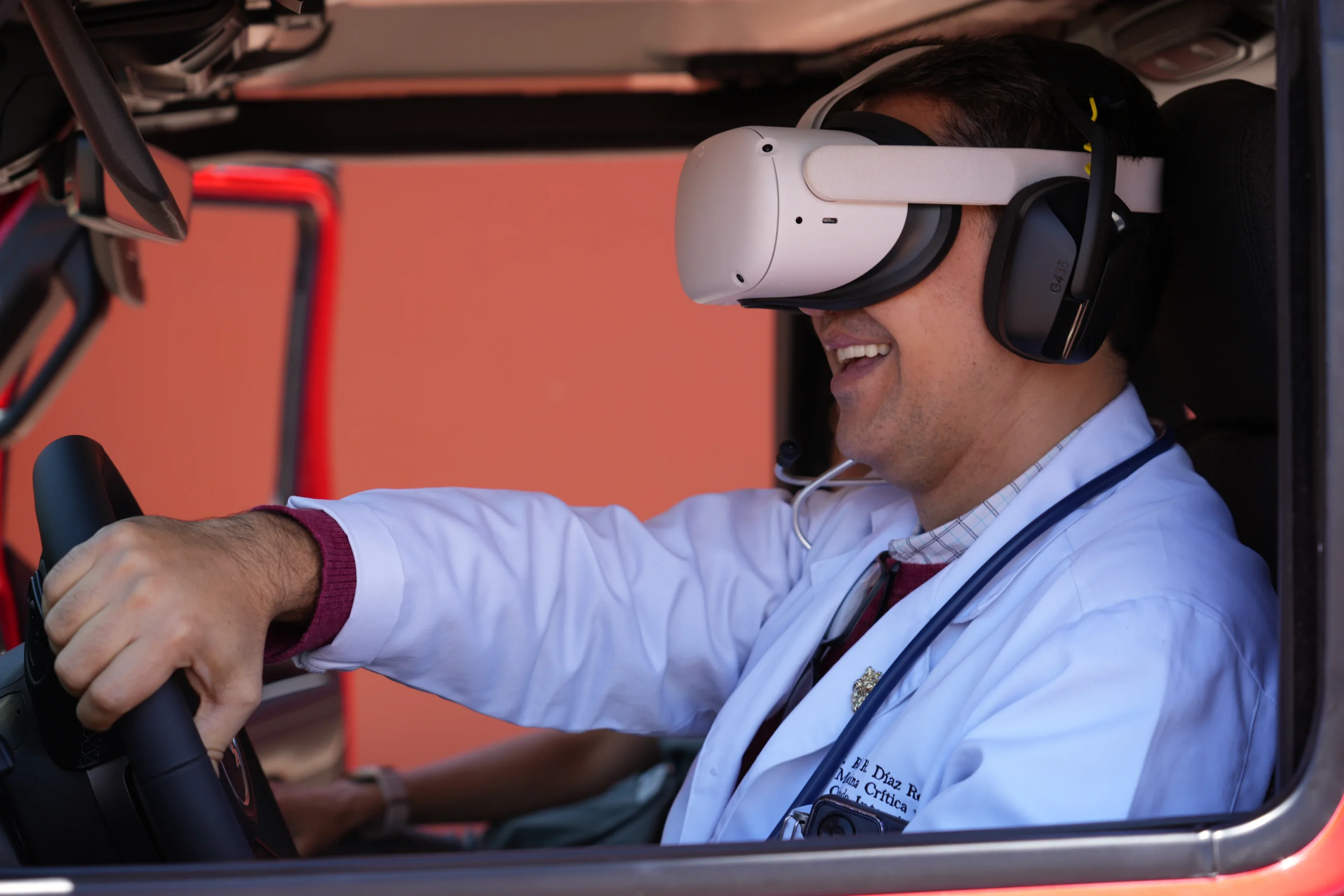 Alianza Jeep Shaio: un homenaje al corazón y la vocación médica en Colombia 6 alianza Jeep Shaio: Doctor con visor VR en interior de Jeep.