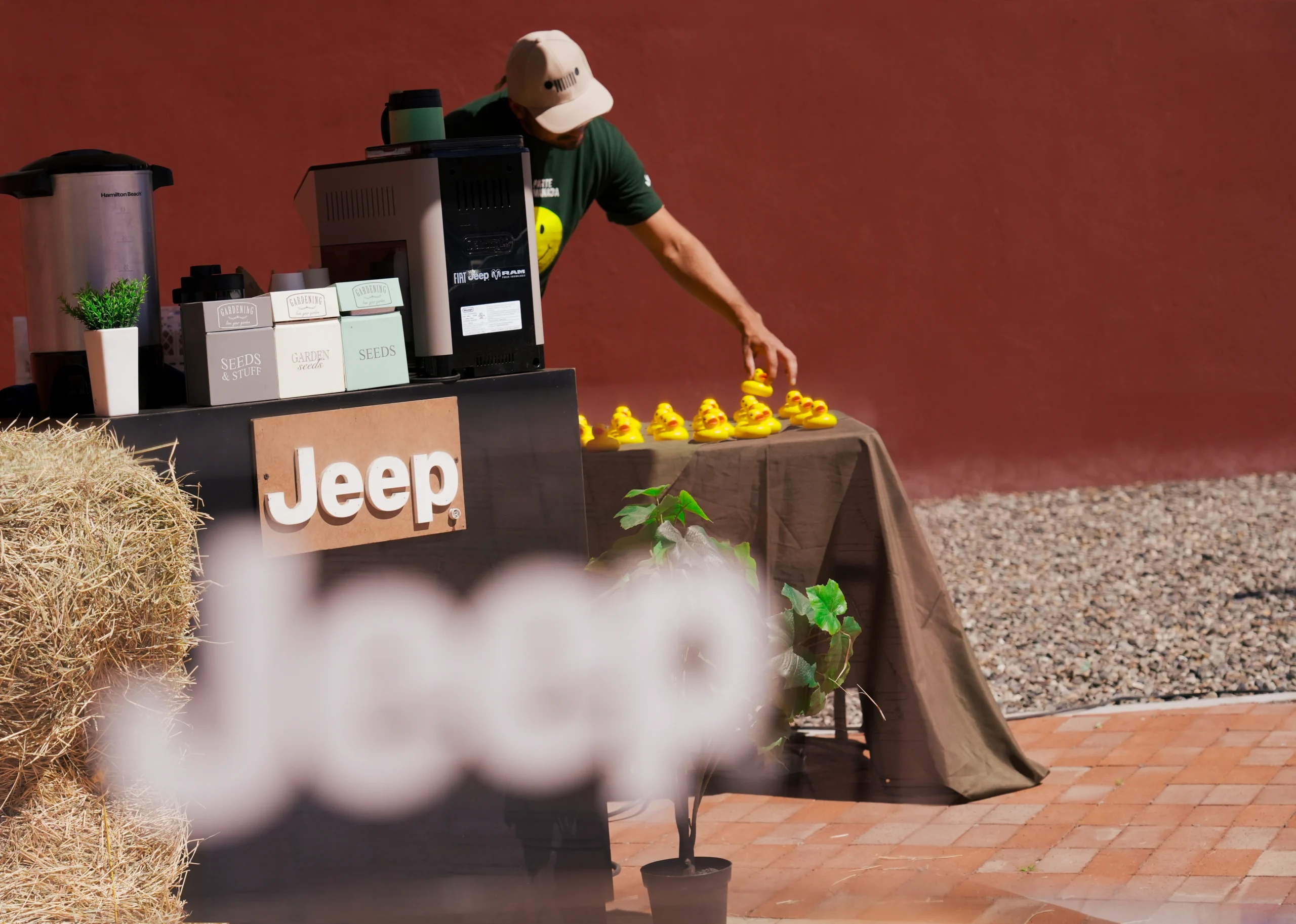 Alianza Jeep Shaio: un homenaje al corazón y la vocación médica en Colombia 2 alianza Jeep Shaio: Persona manipulando patos de goma amarillos junto a logo de Jeep.