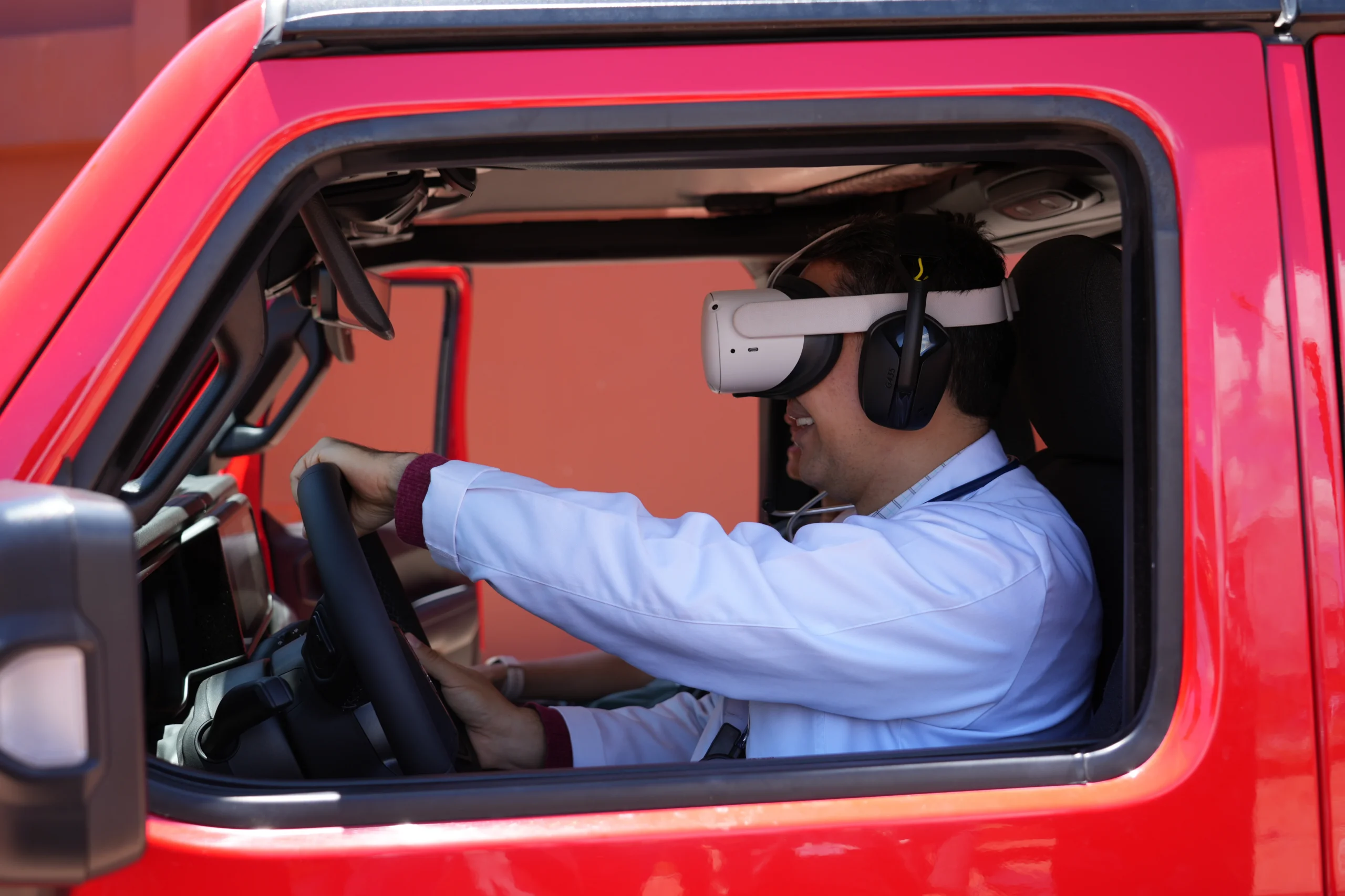 Alianza Jeep Shaio: un homenaje al corazón y la vocación médica en Colombia 4 alianza Jeep Shaio: Médico usando gafas de realidad virtual en Jeep Wrangler.