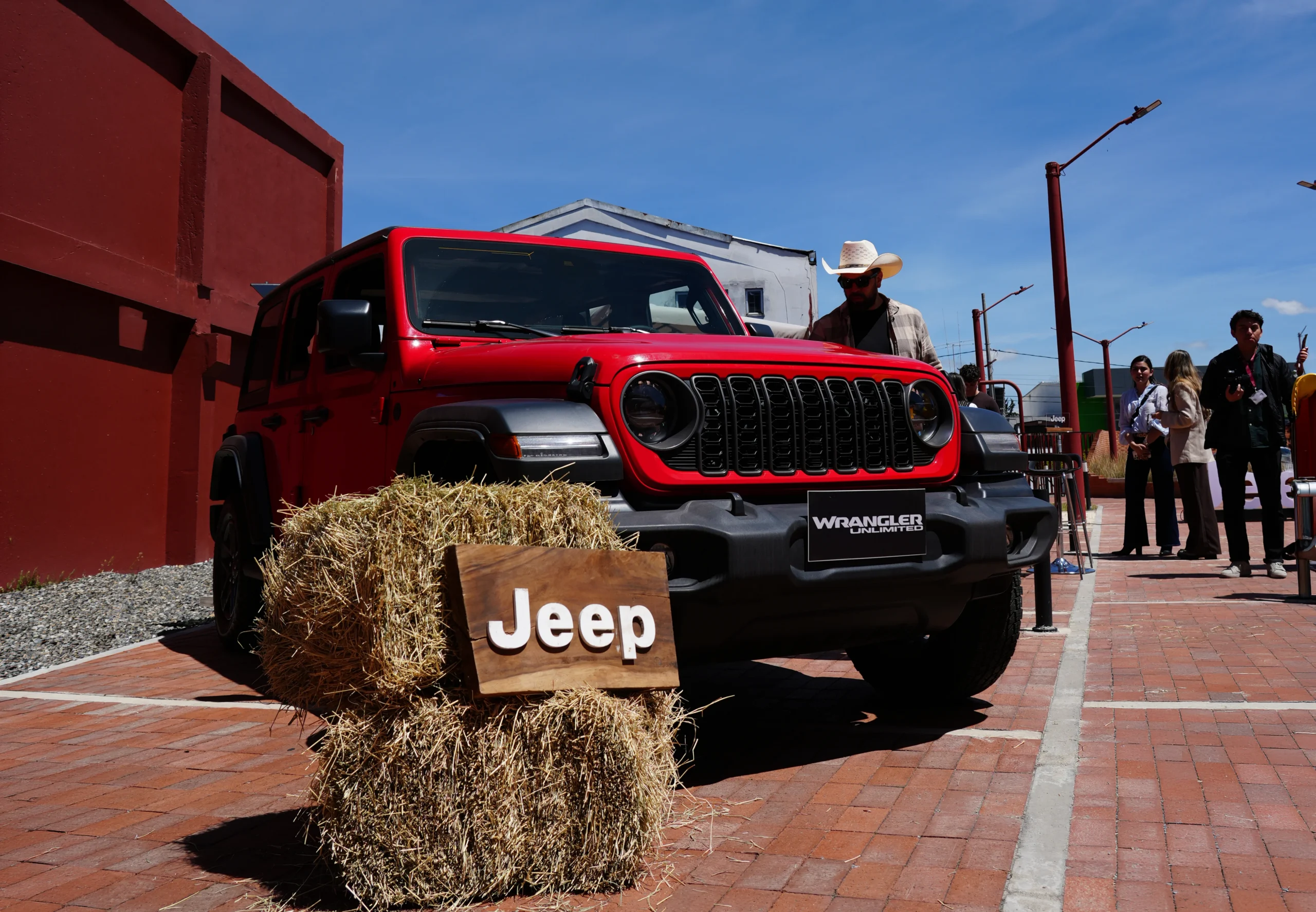 Alianza Jeep Shaio: un homenaje al corazón y la vocación médica en Colombia 3 alianza Jeep Shaio: Jeep Wrangler Unlimited rojo en evento Misión Carlos.