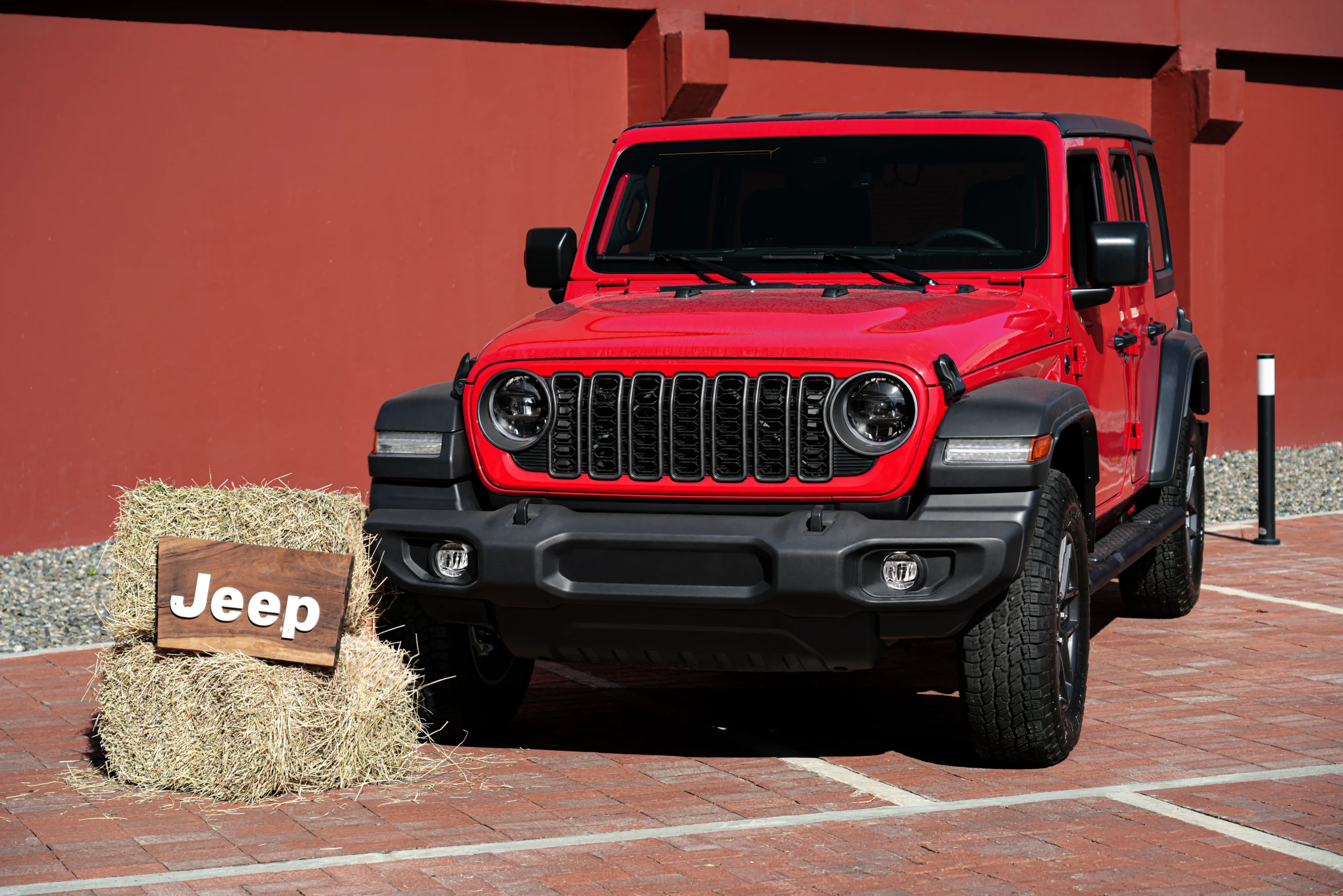 Alianza Jeep Shaio: un homenaje al corazón y la vocación médica en Colombia 5 alianza Jeep Shaio: Jeep Wrangler JL rojo en evento RSE.