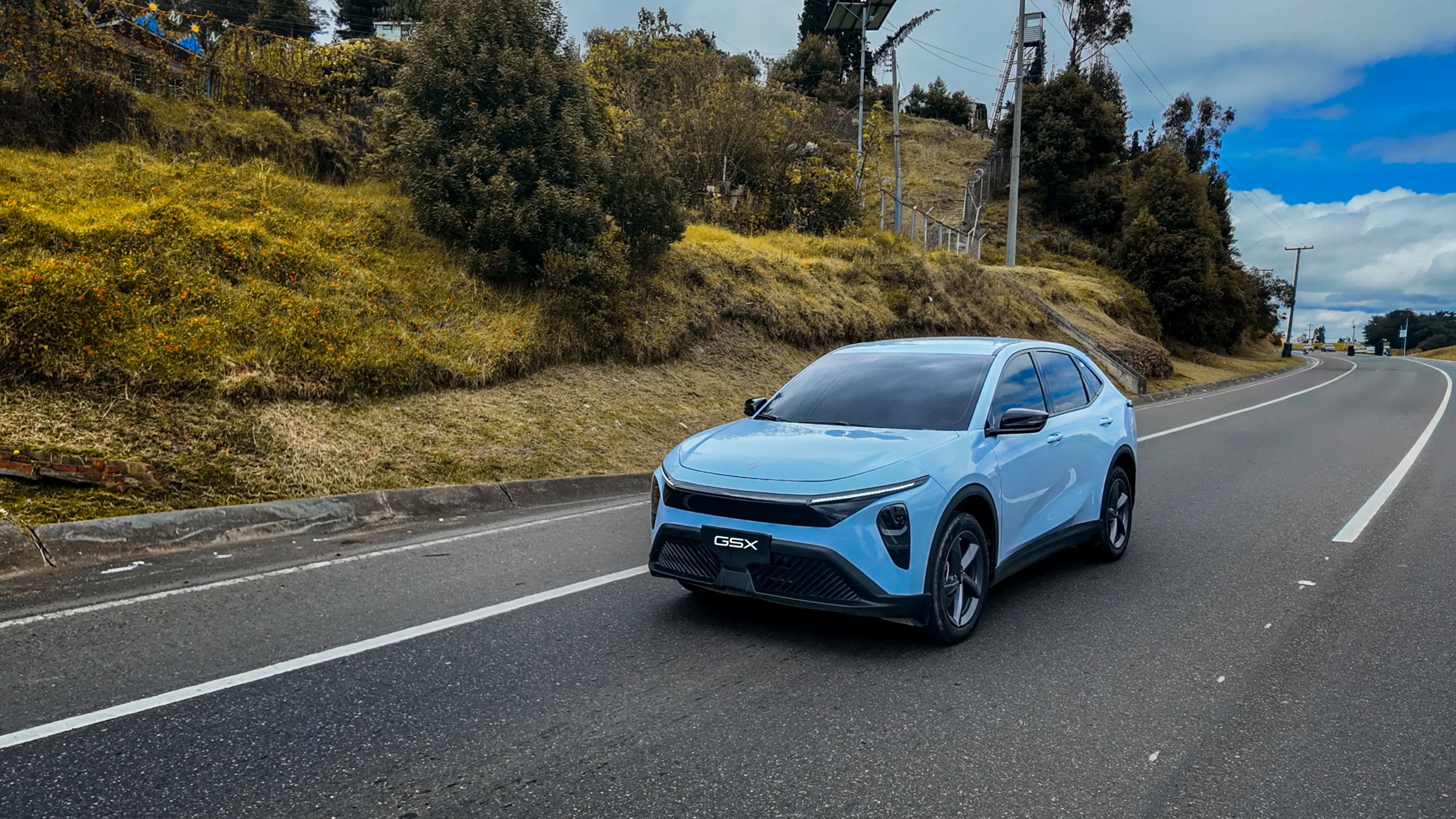 JMEV GSX: una SUV eléctrica con 610 km de autonomía llega a Colombia 4 JMEV GSX azul en carretera, vista frontal.