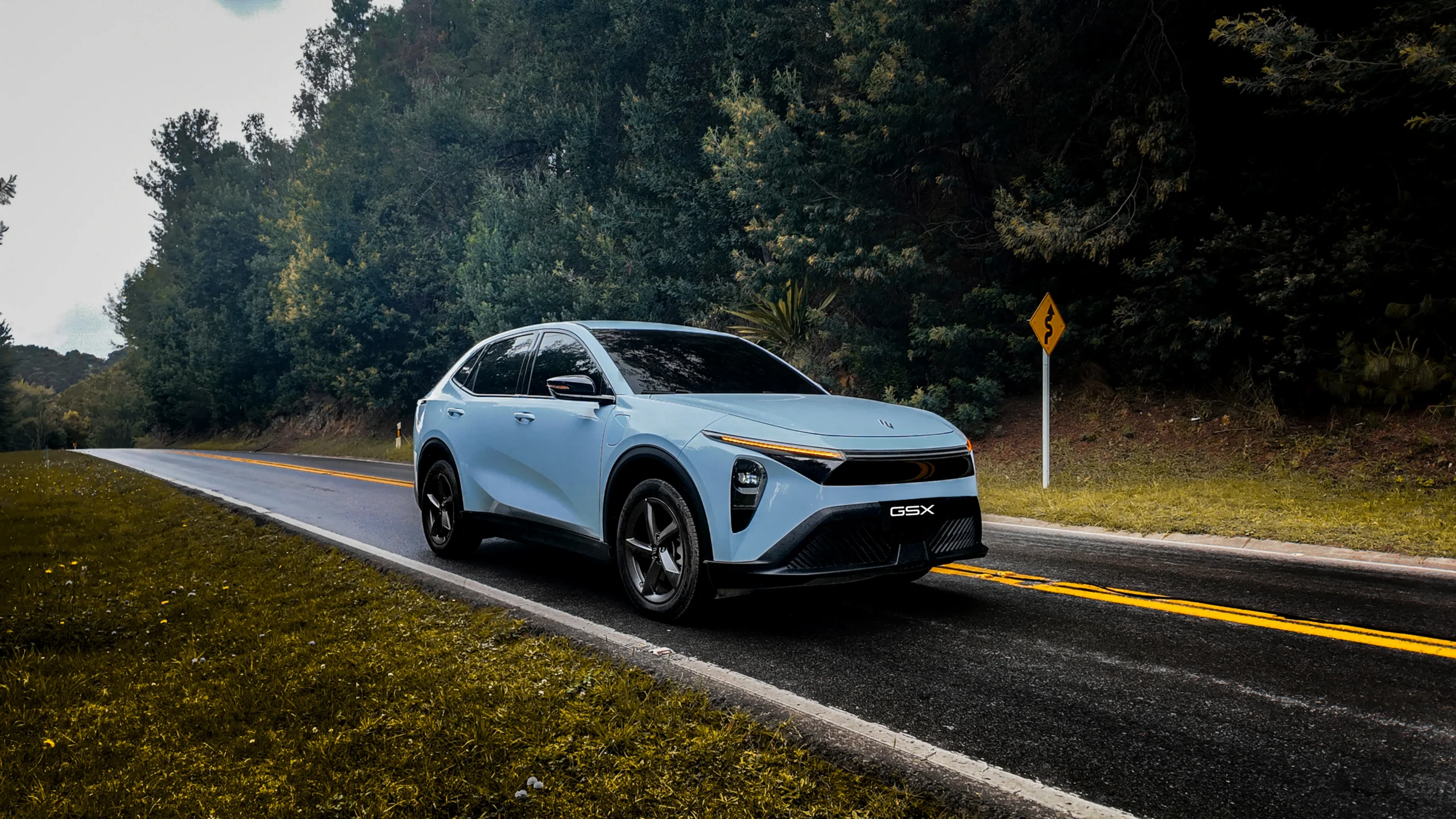 JMEV GSX: una SUV eléctrica con 610 km de autonomía llega a Colombia 2 JMEV GSX azul en carretera con árboles y cielo