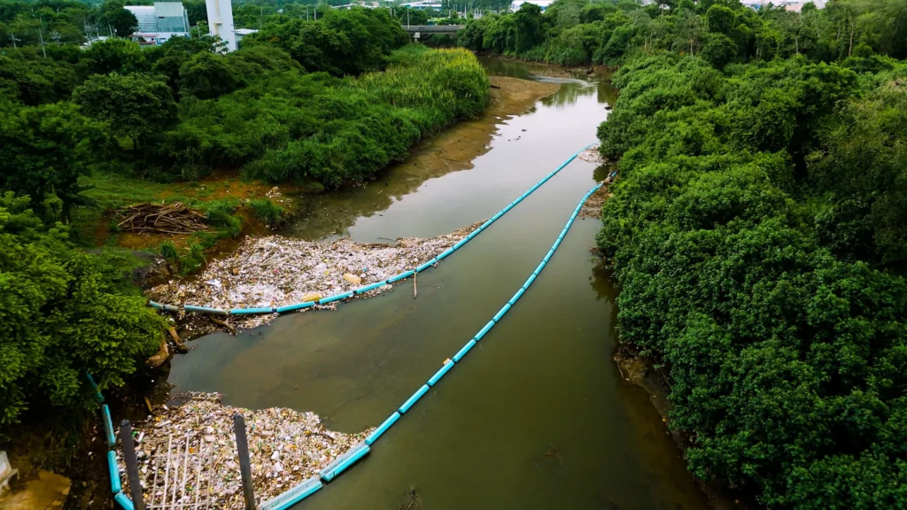 Kia The Ocean Cleanup: Río de Panamá con tecnología de The Ocean Cleanup.