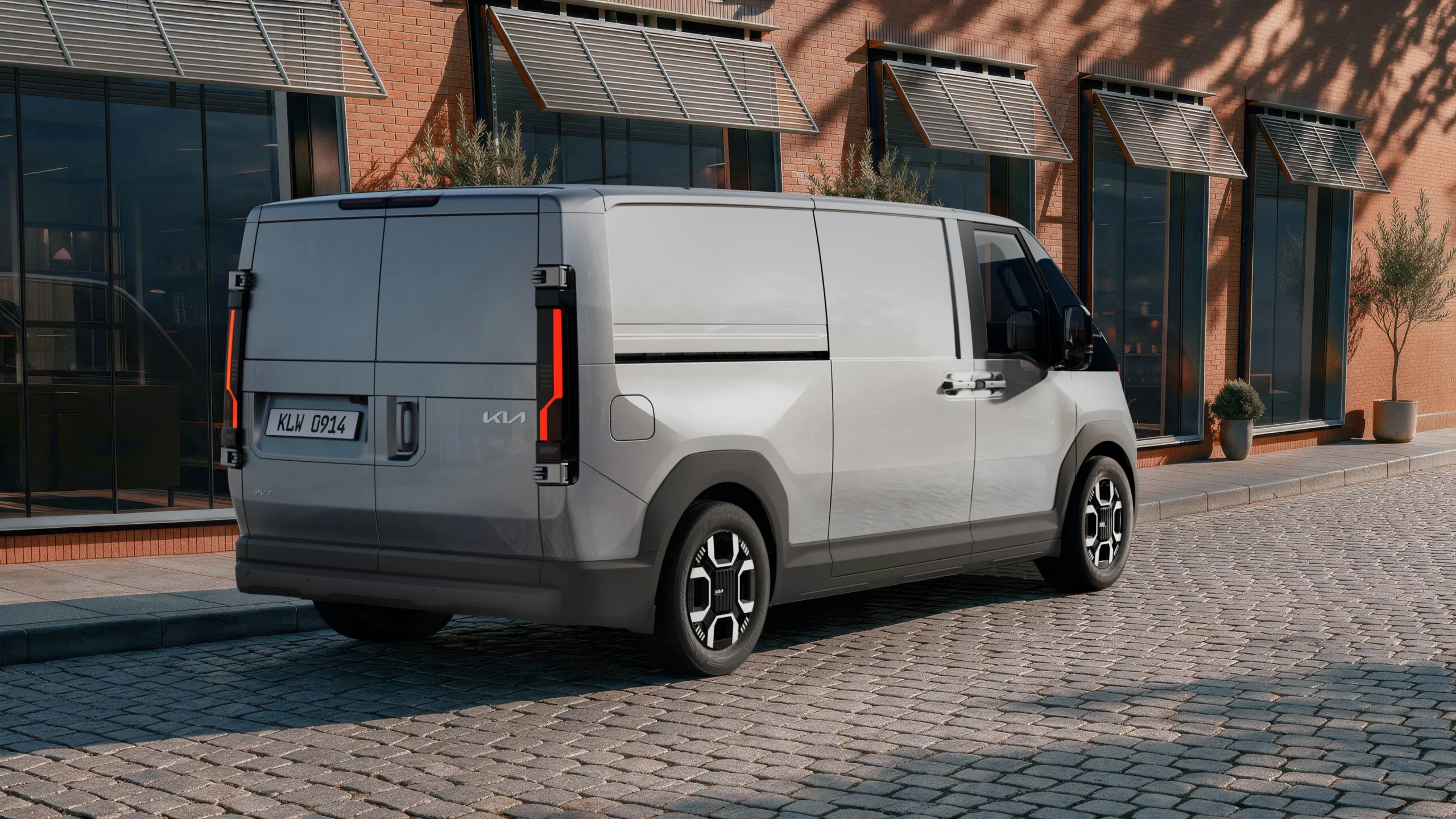 Kia PV7: ampliando horizontes en la movilidad eléctrica comercial 3 Vista trasera lateral del Kia PV7 Cargo gris con luces verticales.