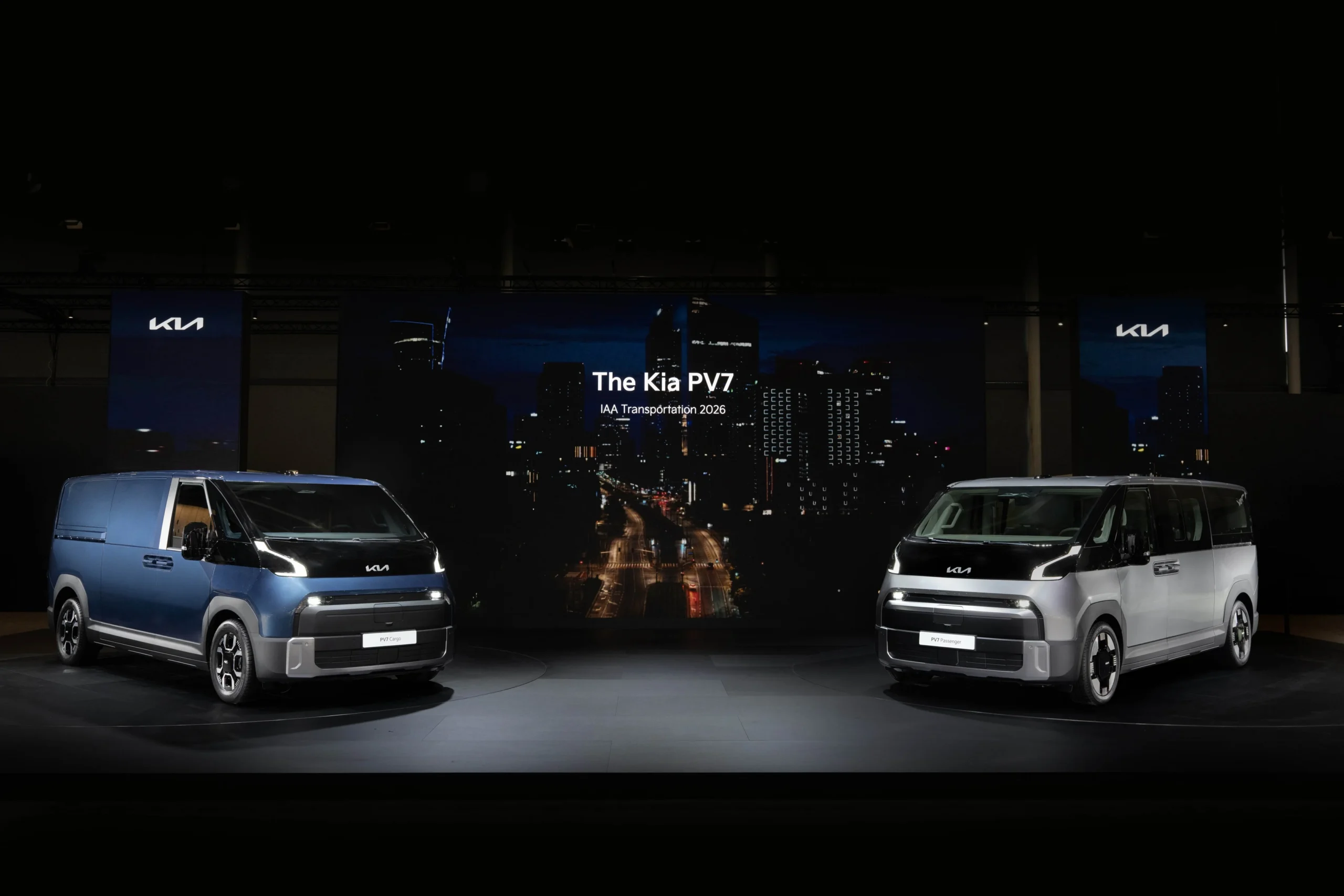 Kia PV7: ampliando horizontes en la movilidad eléctrica comercial 6 Dos vehículos Kia PV7 en exhibición.