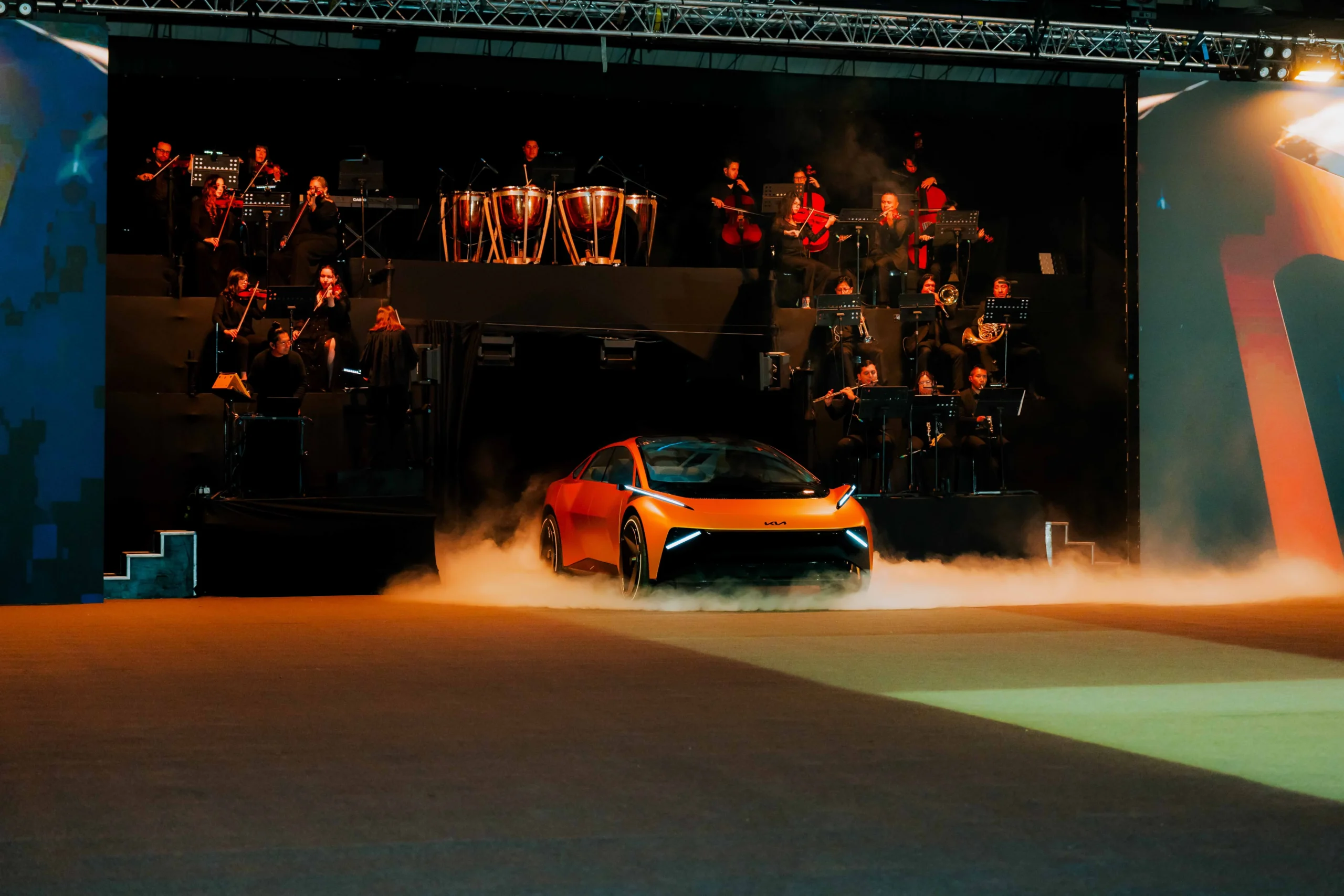 Estrategia de electrificación de Kia: una hoja de ruta integral en América Latina 3 estrategia de electrificación de Kia: Kia Vision Meta Turismo en evento con orquesta.
