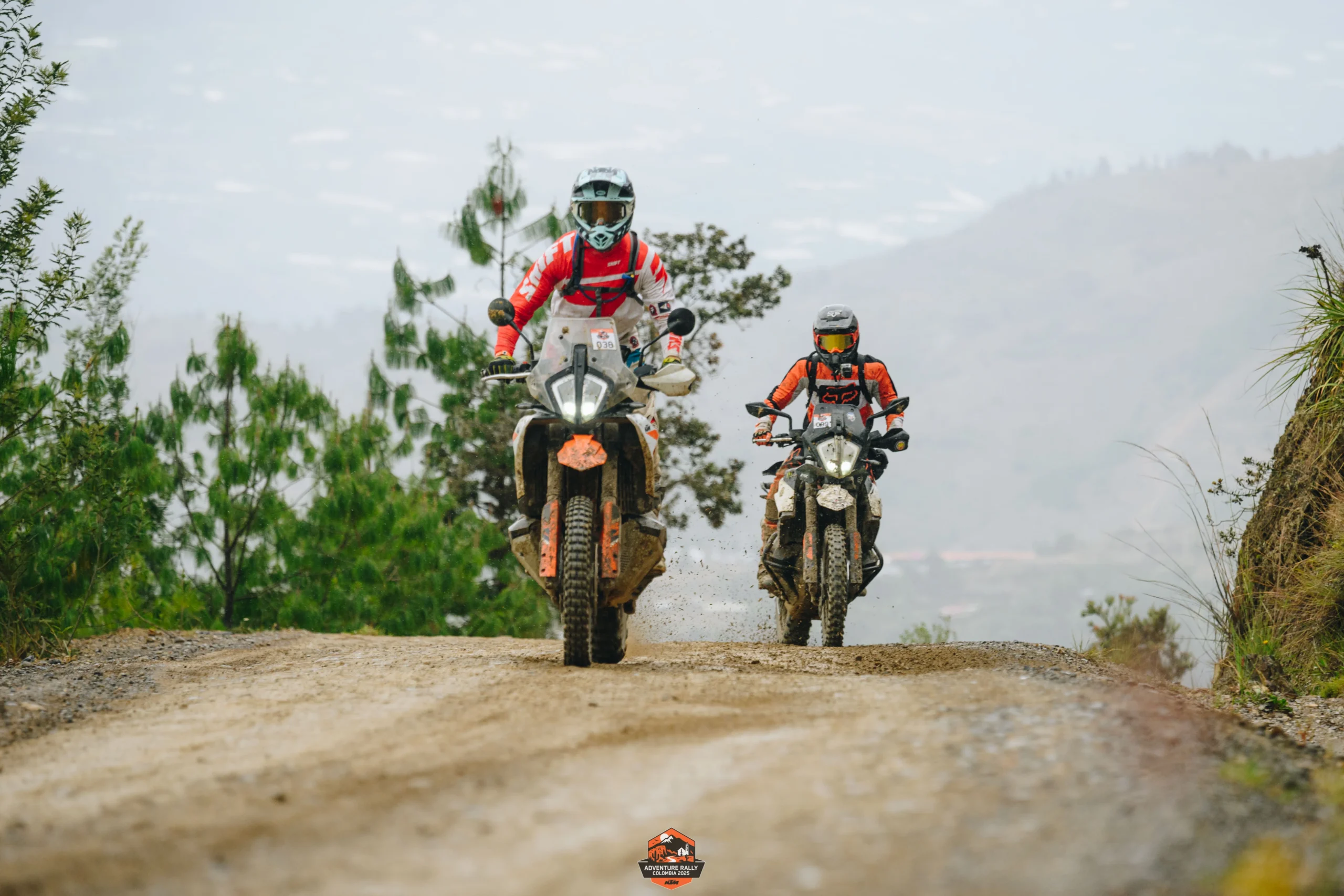 Tecnología en motocicletas: las innovaciones que anticipan riesgos en Colombia 2 tecnología en motocicletas: KTM Adventure motos en ruta de rally.