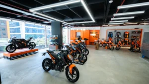 Vitrina insignia de KTM: KTM Flagship Bogotá: motocicletas Duke y RC 8C