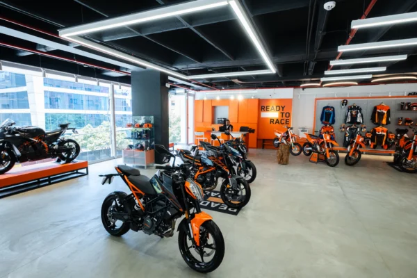Vitrina insignia de KTM: KTM Flagship Bogotá: motocicletas Duke y RC 8C