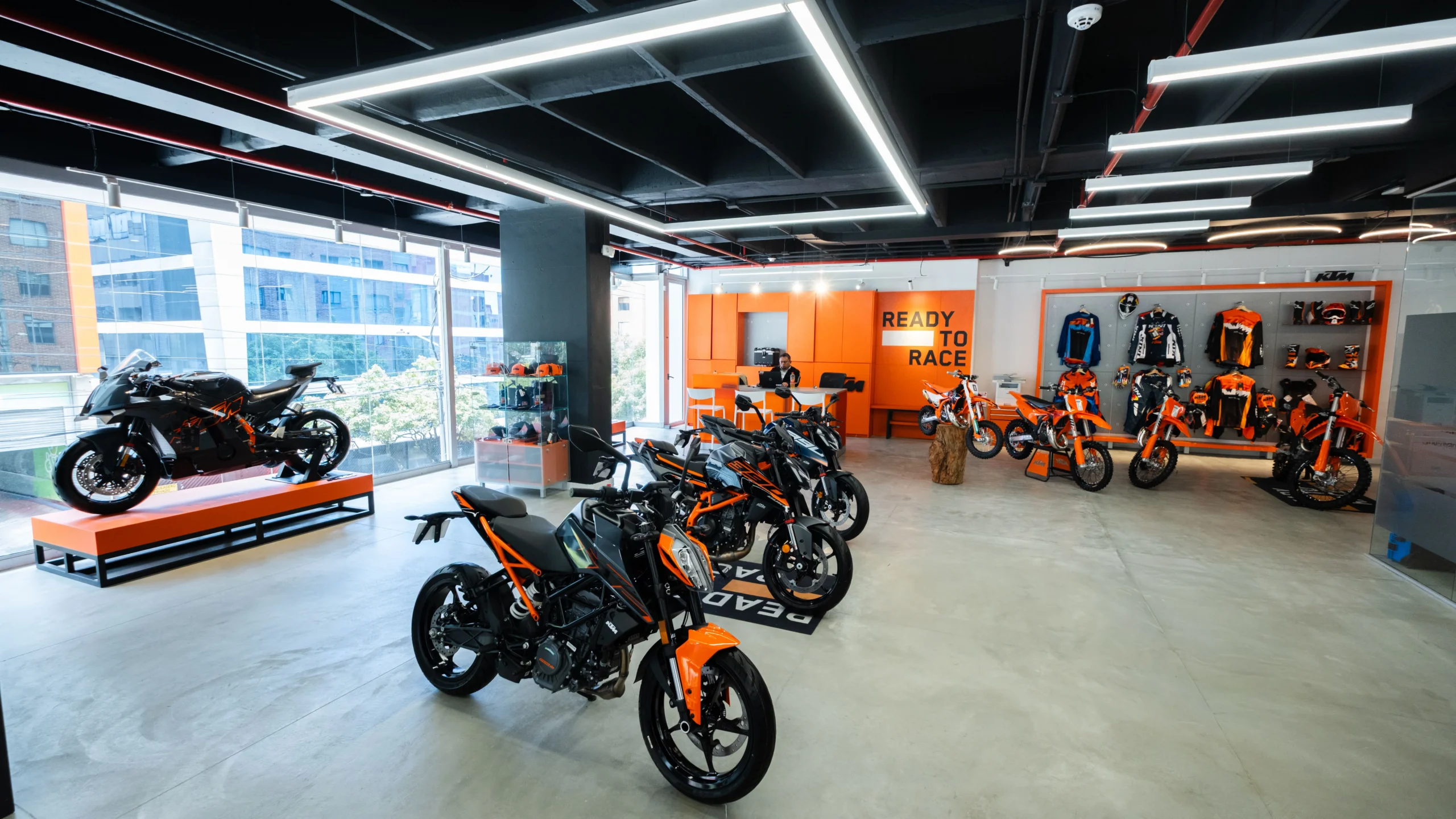 Vitrina insignia de KTM: KTM Flagship Bogotá: motocicletas Duke y RC 8C