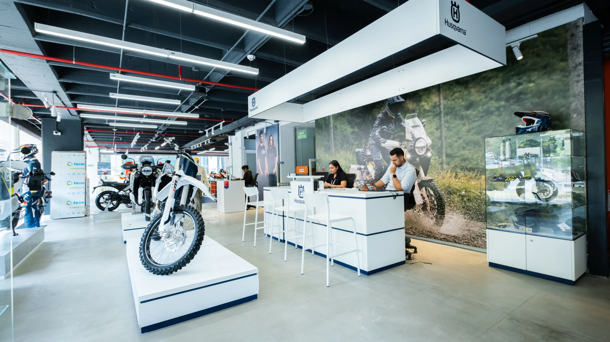 Vitrina insignia de KTM: Interior vitrina KTM Husqvarna GASGAS Bogotá con personal