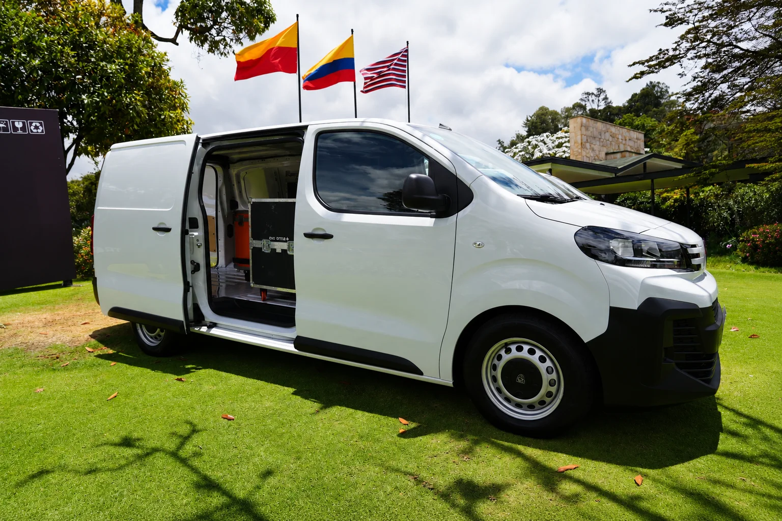 Lanzamiento de Peugeot Partner: utilitarios eléctricos para la última milla en Colombia 3 Presentación del lanzamiento de Peugeot Partner con puertas abiertas.