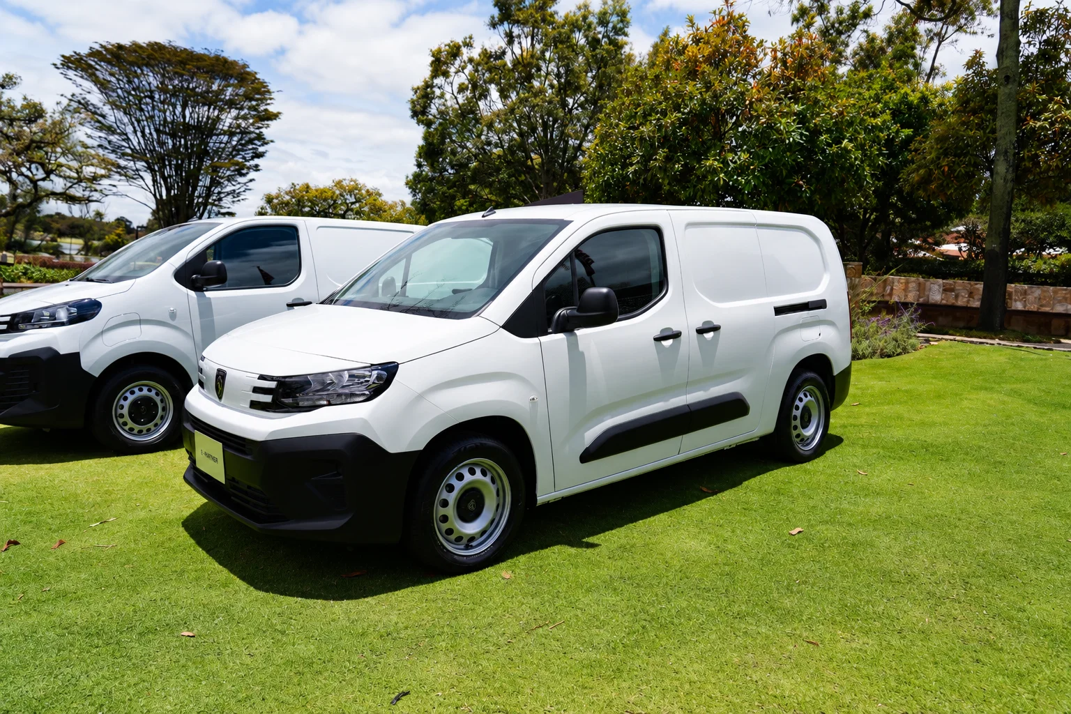 Lanzamiento de Peugeot Partner en exterior frontal.