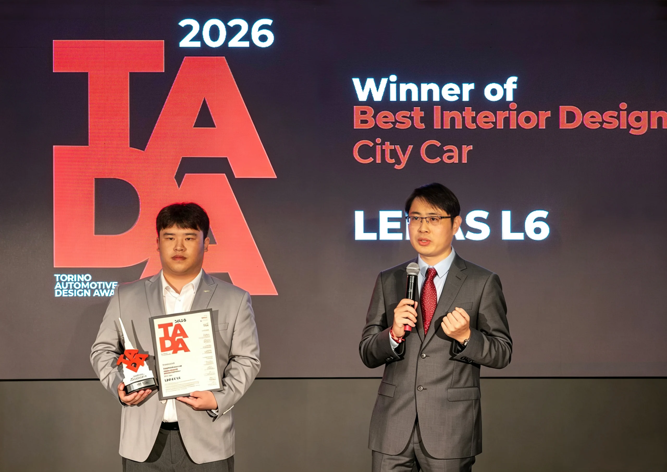 LEPAS L6: Reconocimiento internacional por su diseño interior de ciudad 2 LEPAS L6: Hombres de LEPAS reciben premio Torino Design.