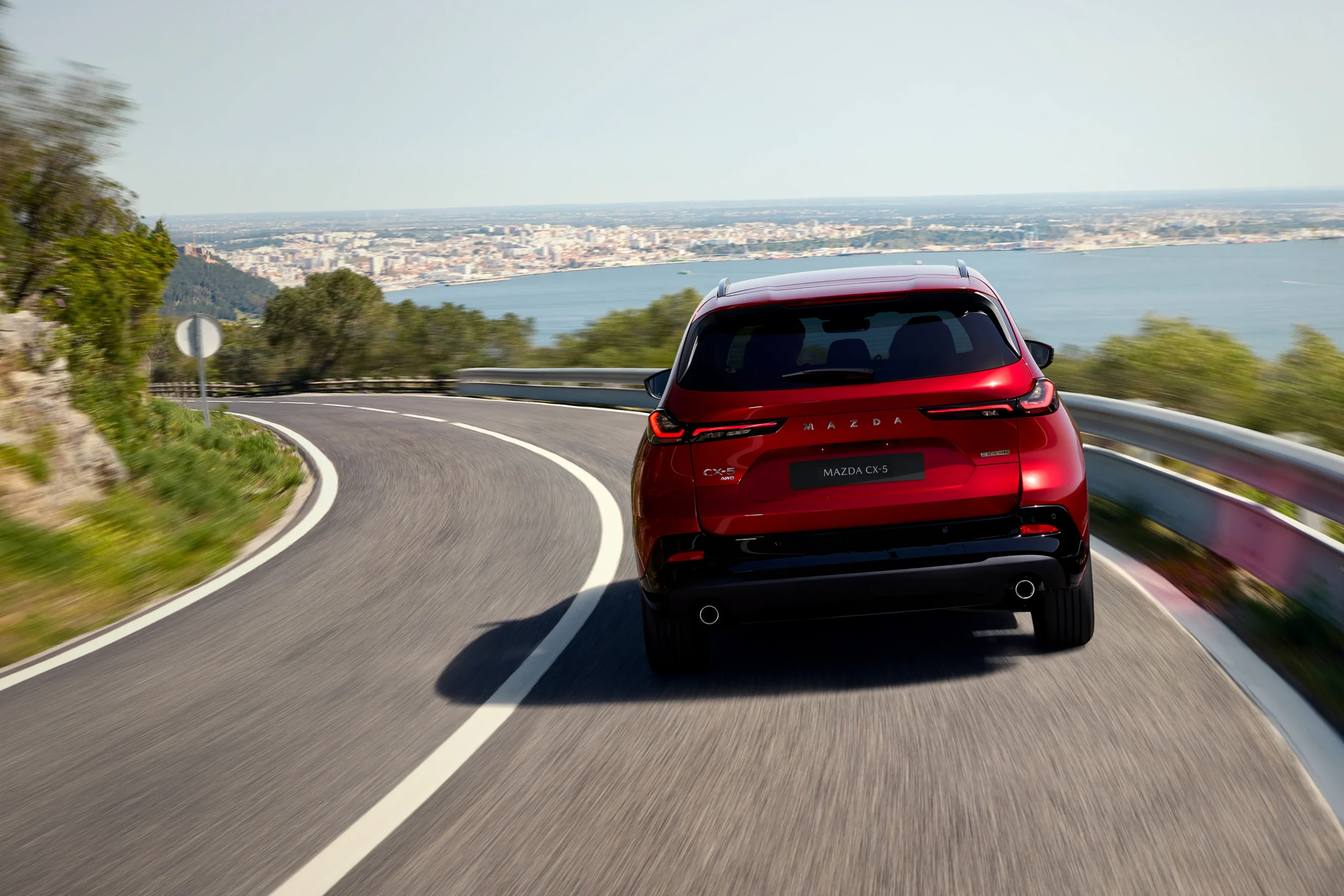 Vista trasera del Mazda CX-5 Híbrida en carretera.