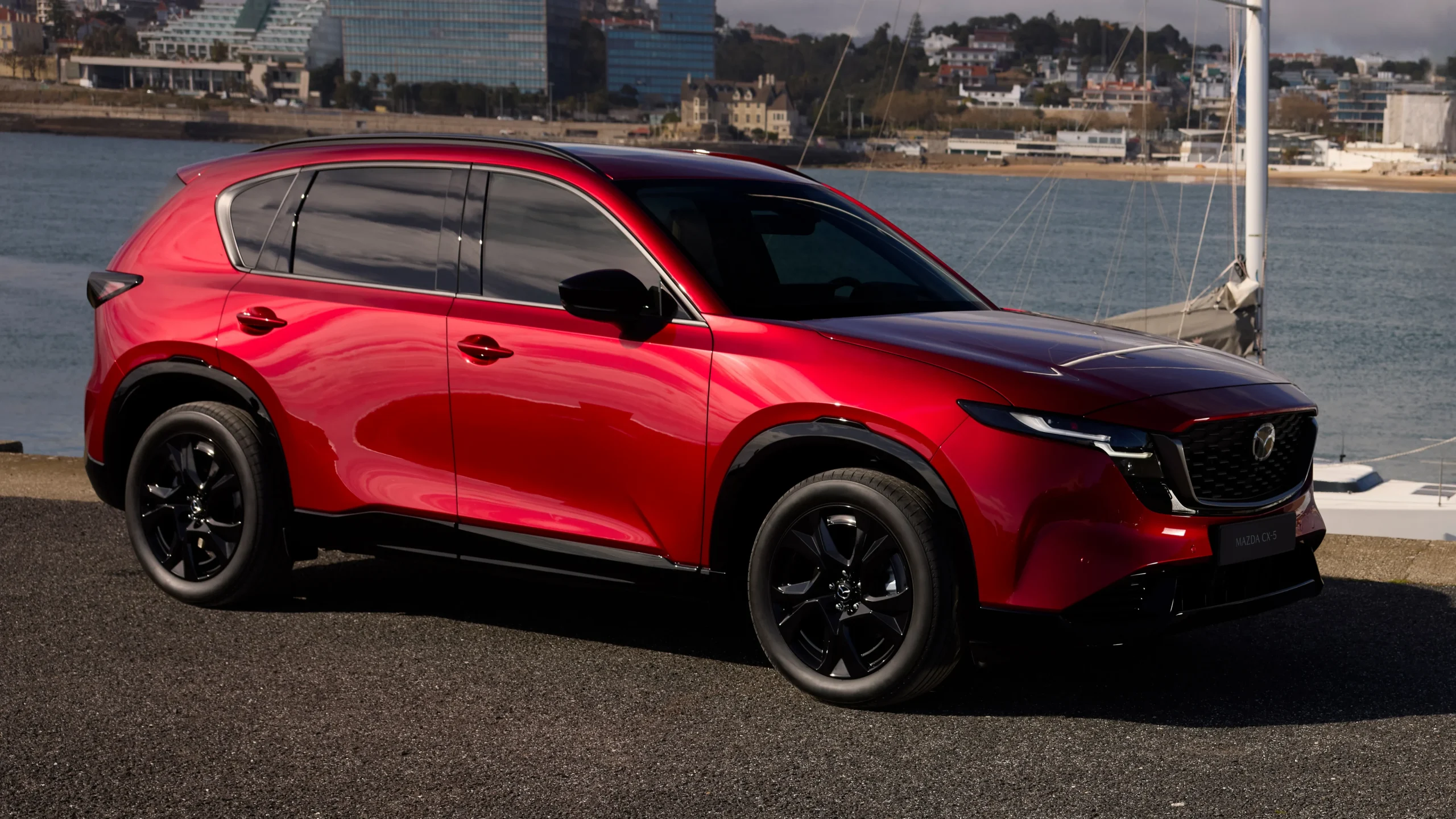 Mazda CX-5 Híbrida en color rojo, con rines negros.