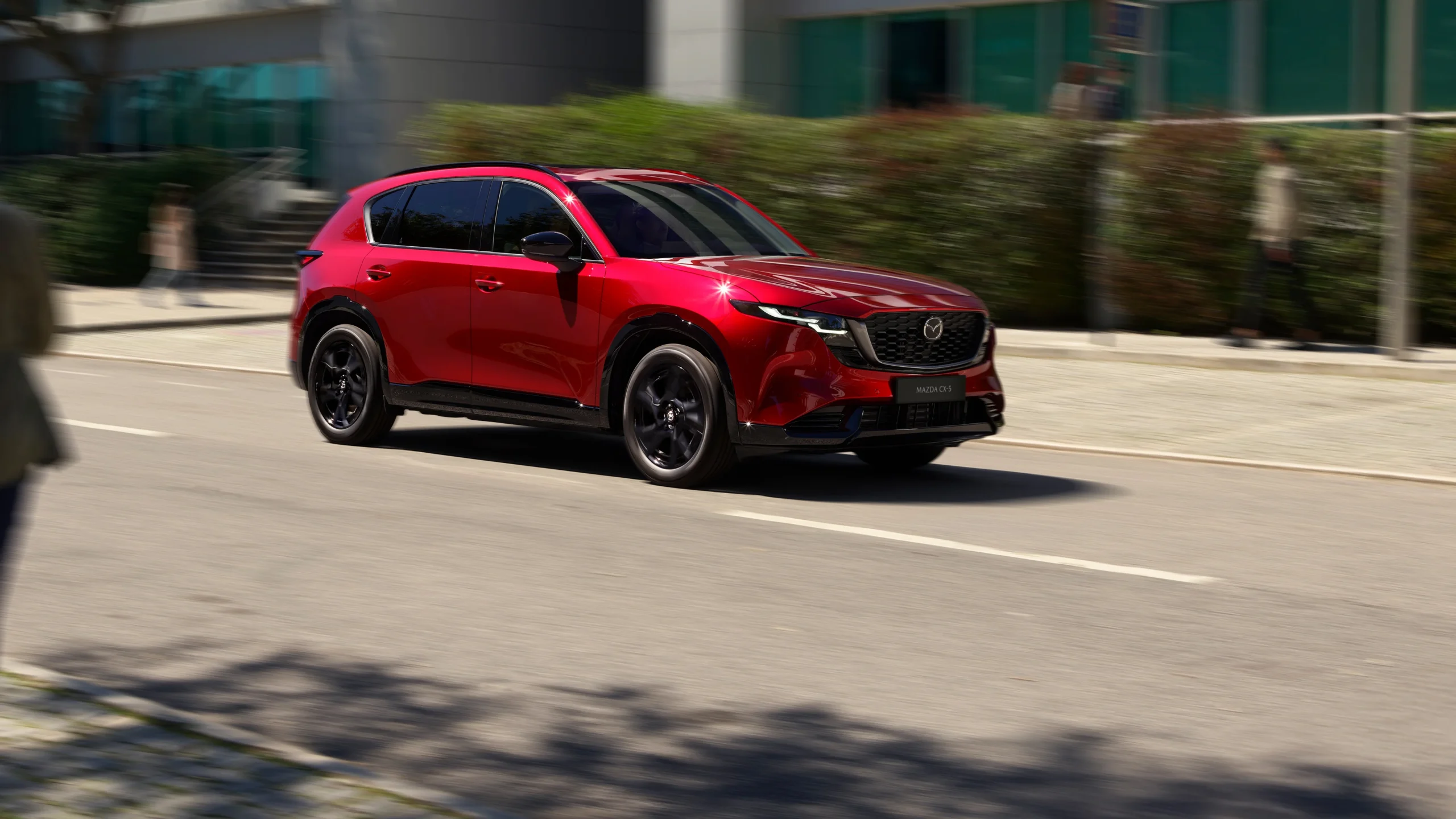 Mazda CX-5 Híbrida en movimiento frontal.