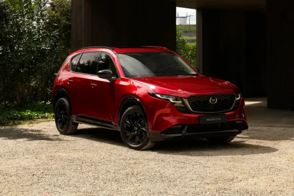 Vista frontal de Mazda CX-5 Híbrida roja con rines negros.