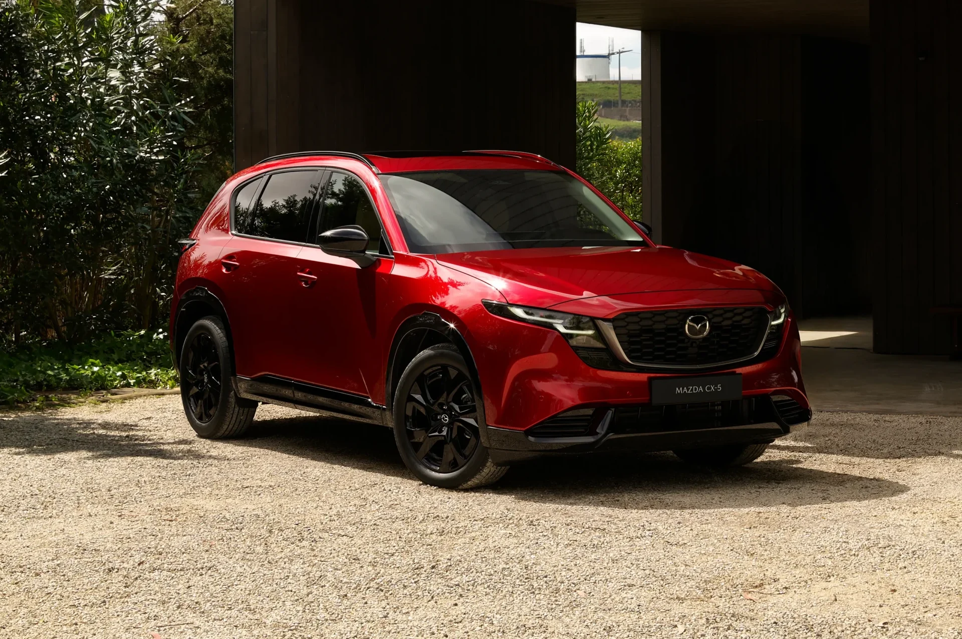 Vista frontal de Mazda CX-5 Híbrida roja con rines negros.