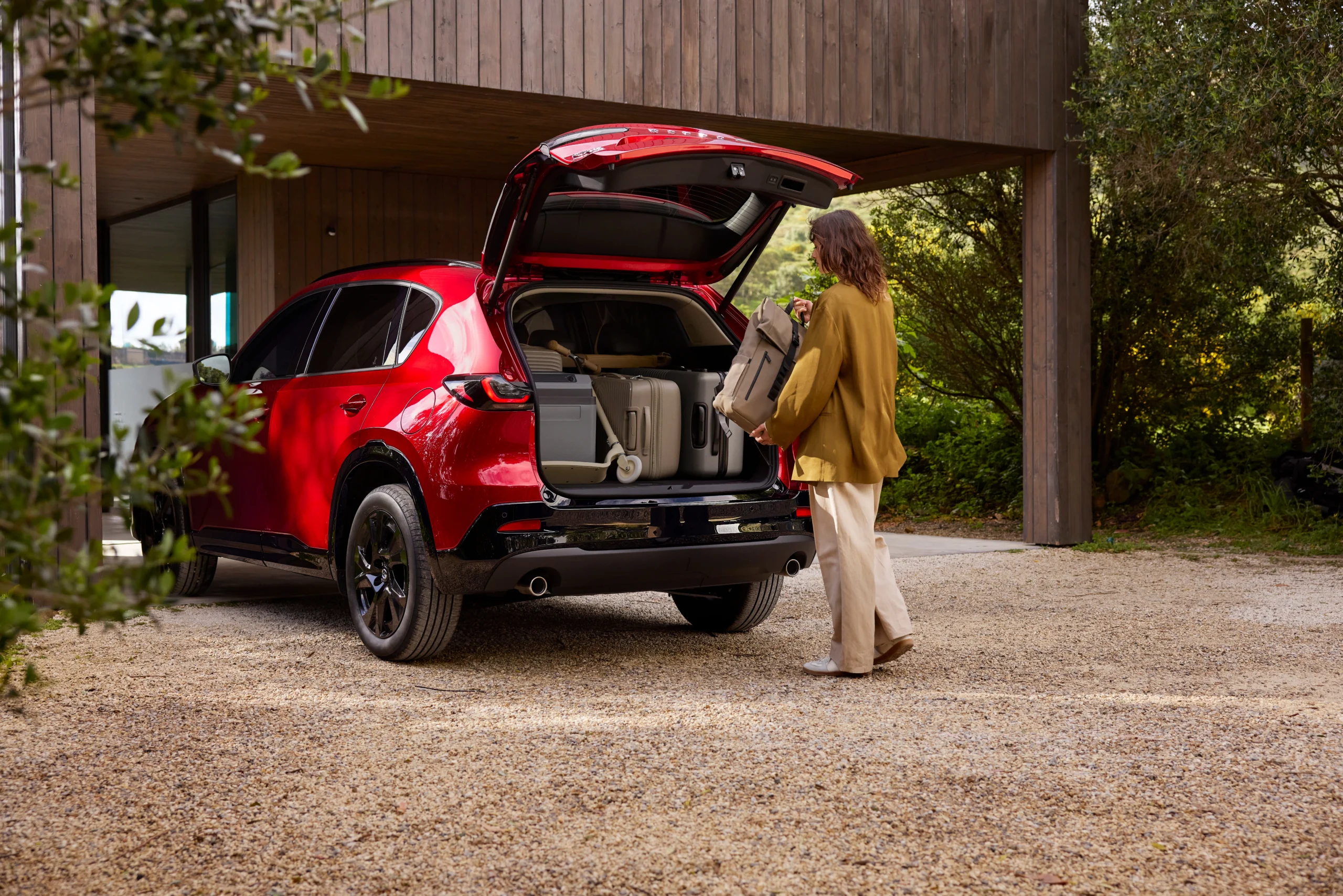 Mazda CX-5 Híbrida cargando equipaje para un viaje.