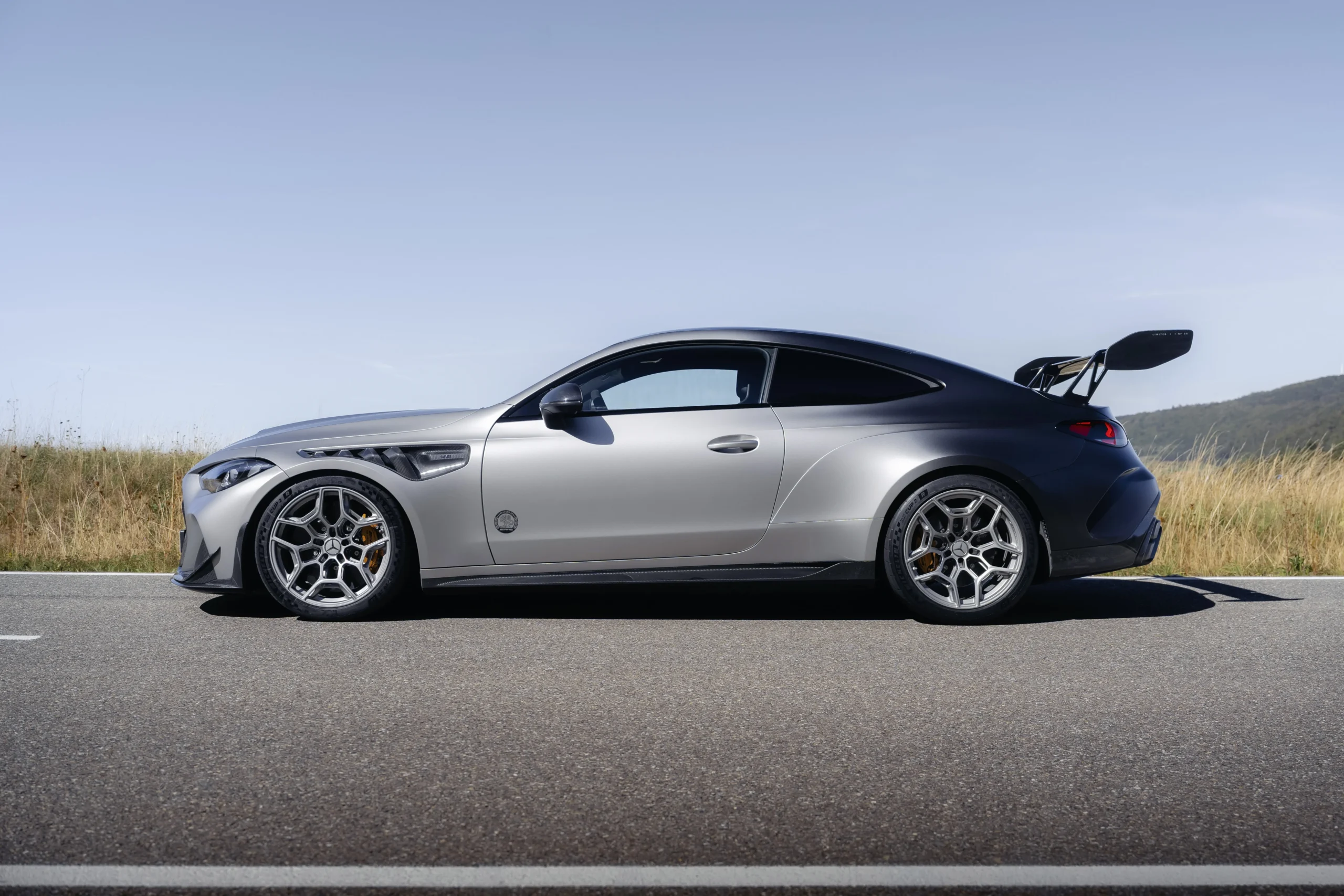 Mercedes-AMG CLE 646 Spezialanfertigung: Mercedes-AMG C63 Coupé plateado con alerón trasero.