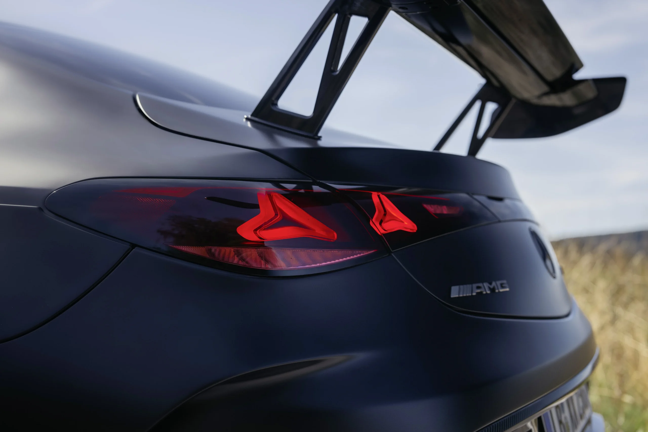 Mercedes-AMG CLE 646 Spezialanfertigung: Detalle trasero de un Mercedes-AMG con alerón.