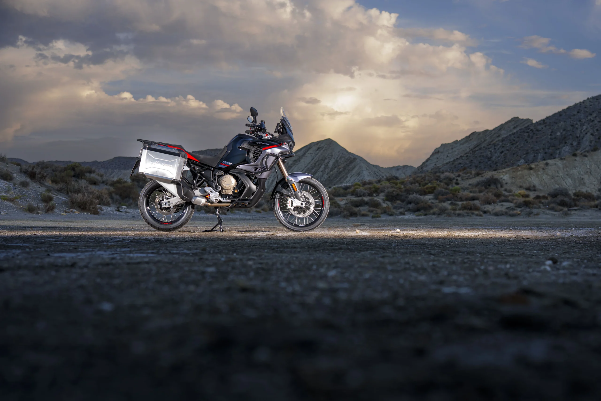 tecnología en motocicletas: MV Agusta Enduro Veloce estacionada paisaje árido.