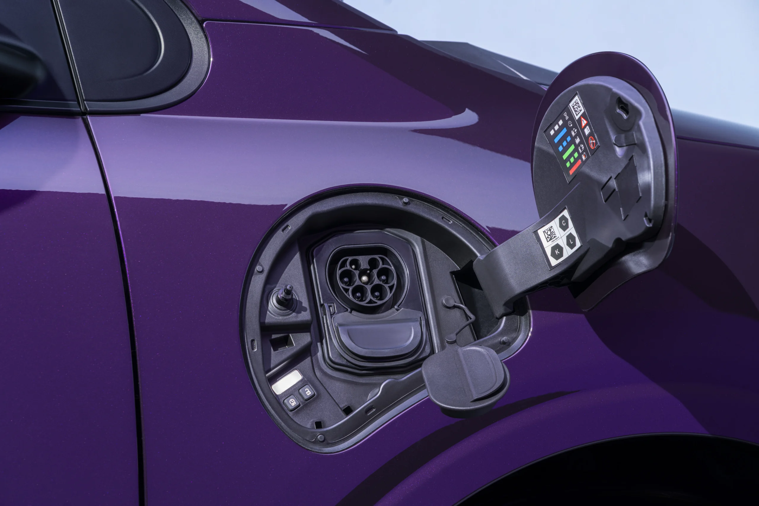 Nissan PIXO: el nuevo carro eléctrico urbano que llega a Europa 4 Nissan PIXO: Detalle puerto de carga eléctrico de Nissan Ariya.