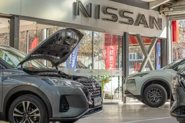 mantenimiento de Nissan: Concesionario Nissan con vehículos y capó abierto.