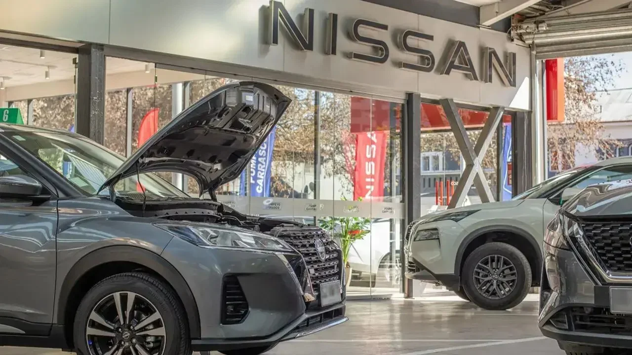 mantenimiento de Nissan: Concesionario Nissan con vehículos y capó abierto.