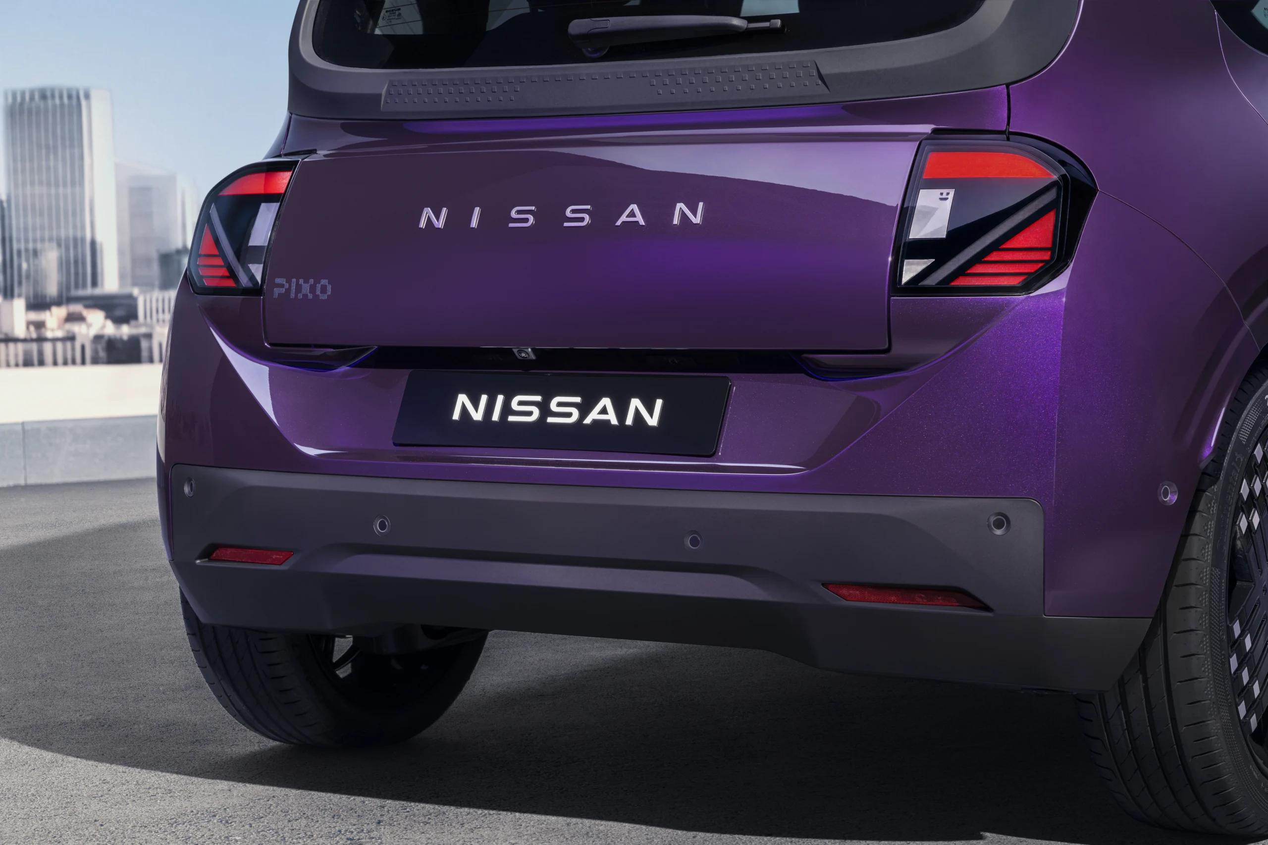 Nissan PIXO: el nuevo carro eléctrico urbano que llega a Europa 6 Vista trasera-lateral de Nissan Pixo púrpura.