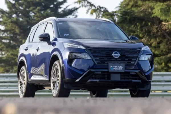Nissan X-Trail e-POWER azul, vista frontal.