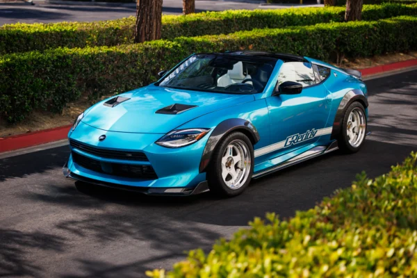 Nissan Z Kaze Concept con techo T-top azul.