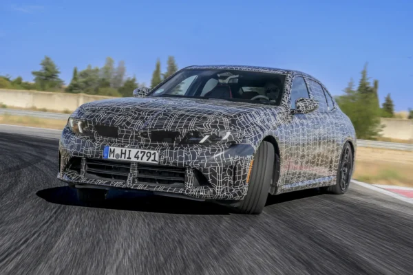 BMW Serie 3 2026: Vehículo camuflado de BMW en pista de carreras.