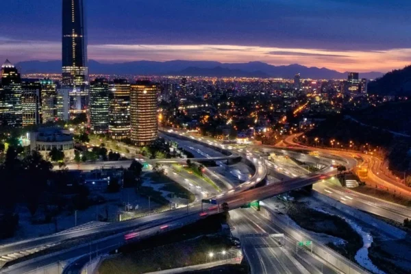 emisiones de Inchcape: Paisaje nocturno de Bogotá con autopista y rascacielos