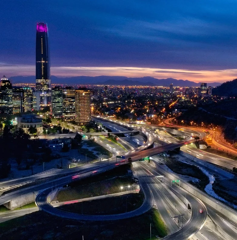 emisiones de Inchcape: Paisaje nocturno de Bogotá con autopista y rascacielos