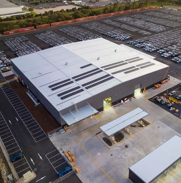 Emisiones de Inchcape: notable reducción global y ruta sostenible en Latam 2 emisiones de Inchcape: Centro de distribución de vehículos de Observauto con paneles solares.