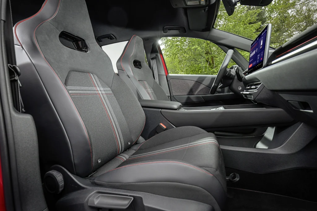 Volkswagen ID.3 GTI: el eléctrico más potente en 50 años de historia GTI 6 Volkswagen ID.3 GTI: Interior deportivo de vehículo con asientos de tela y cuero.