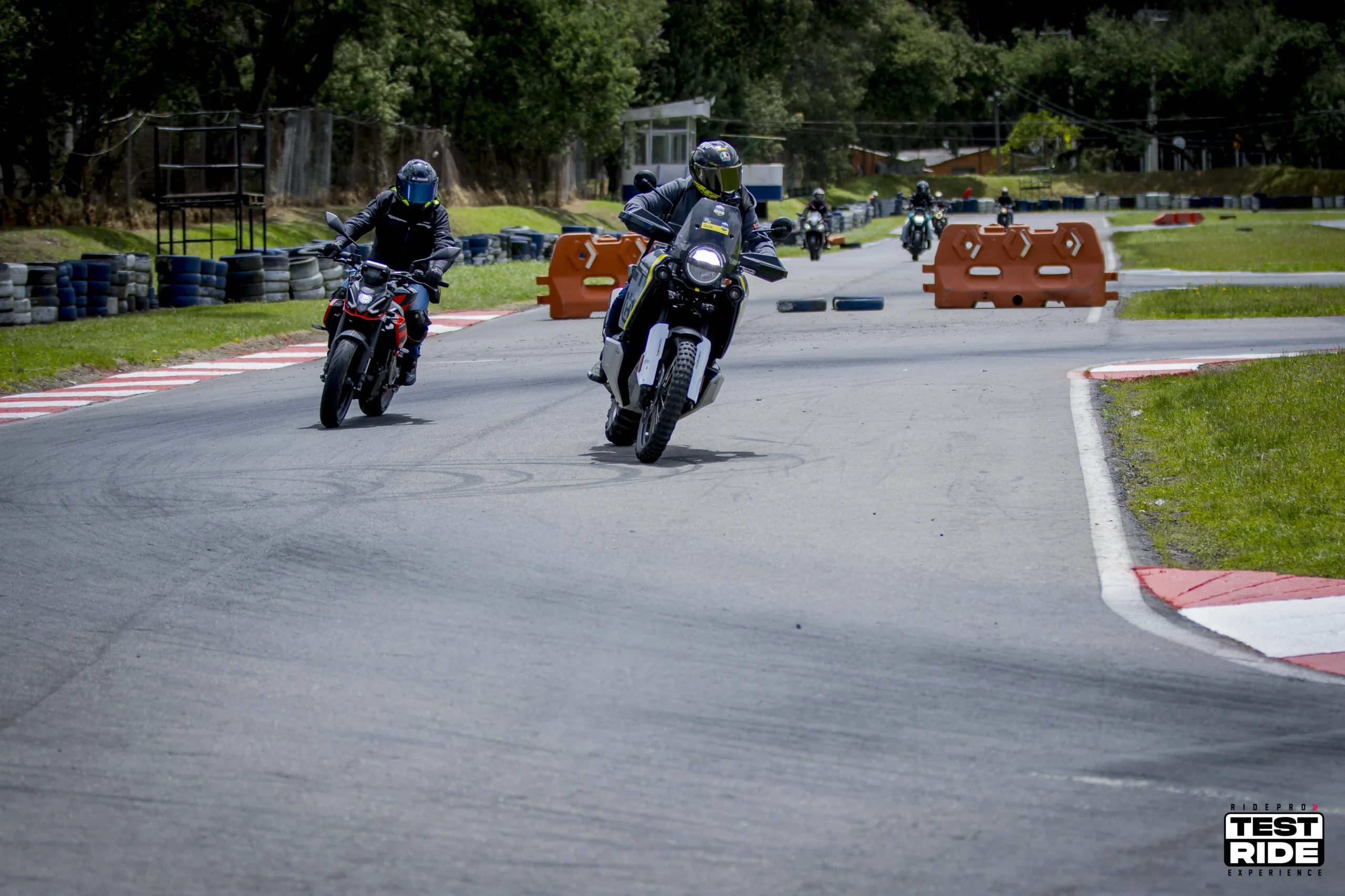 Ride Pro Test Ride Experience: el regreso del evento de pruebas para motociclistas en Tocancipá 2 Motociclistas en pista durante la Ride Pro Test Ride Experience en Tocancipá