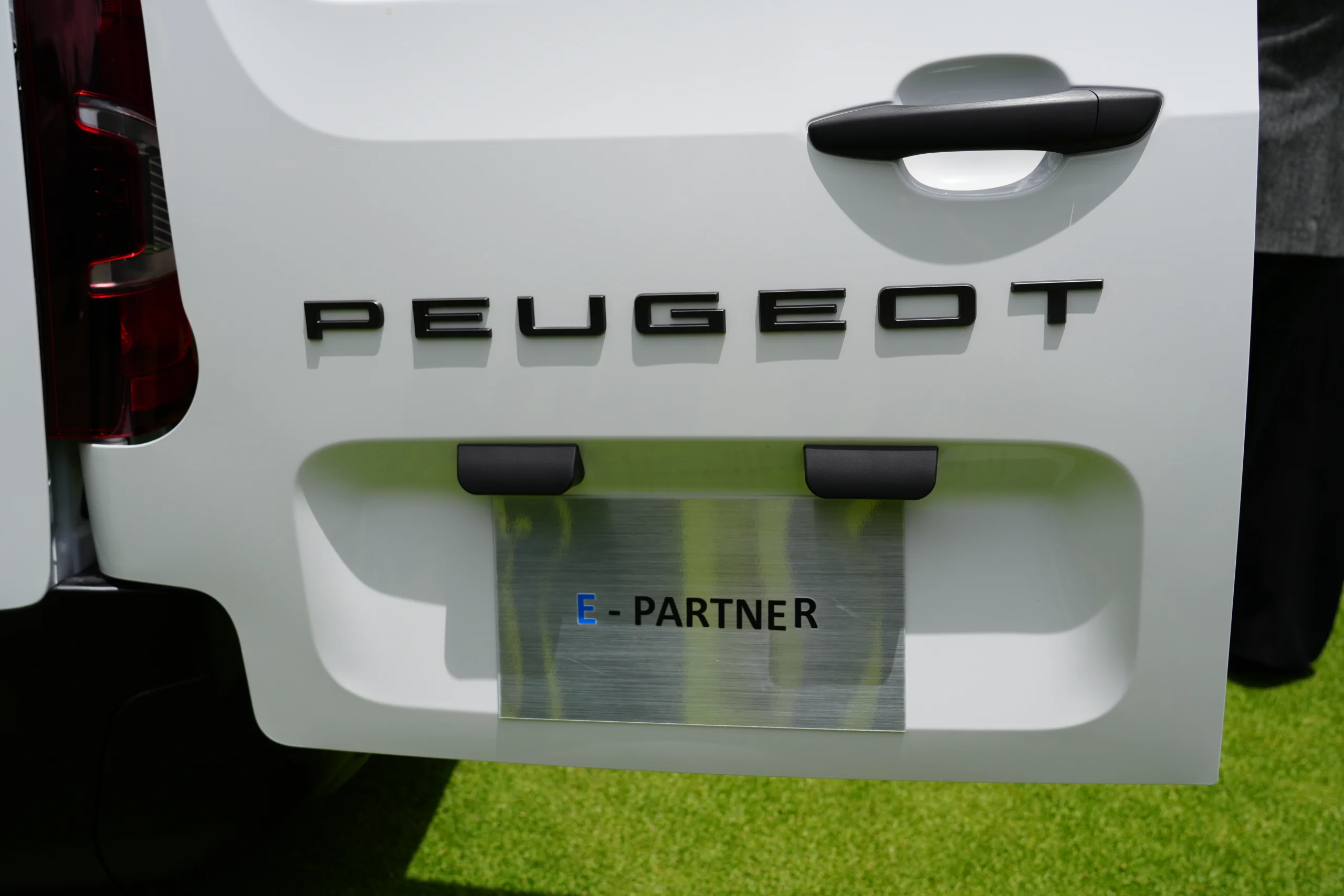 Lanzamiento de Peugeot Partner: utilitarios eléctricos para la última milla en Colombia 4 Vista trasera del lanzamiento de Peugeot Partner eléctrico.