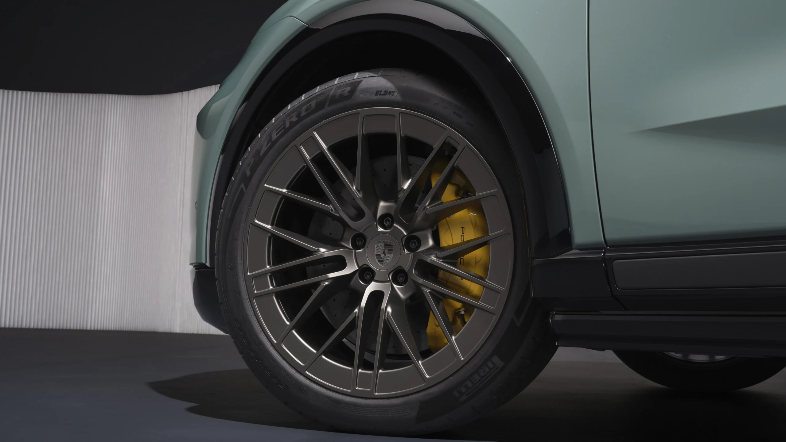 Porsche porsche cayenne detalles rueda amarillo scaled