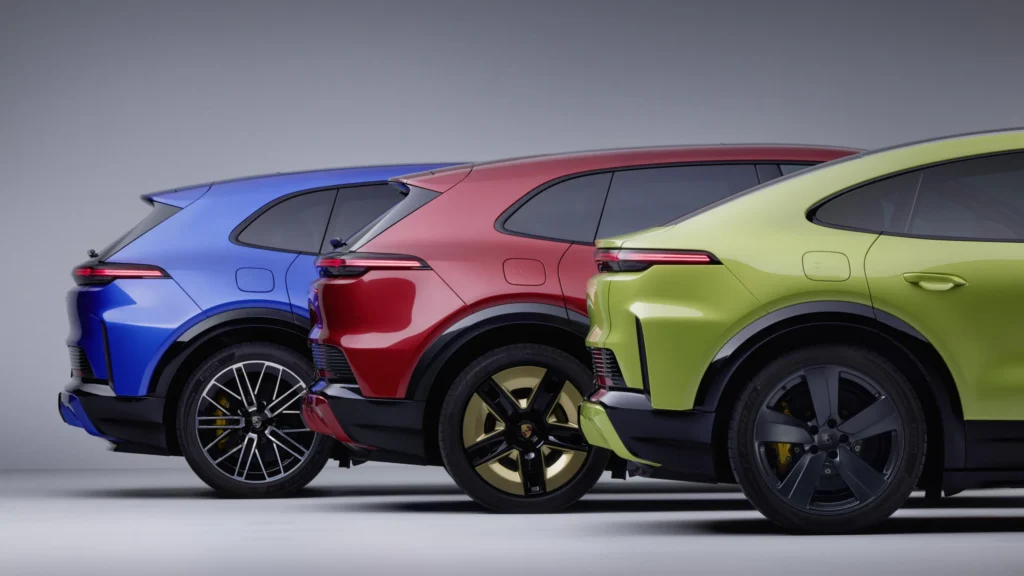 Tres Porsche Cayenne de perfil, colores llamativos.
