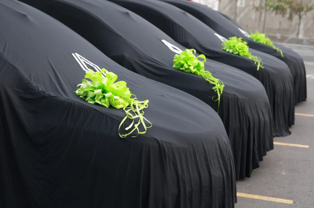 Nuevos carros Renault cubiertos con lazos verdes.